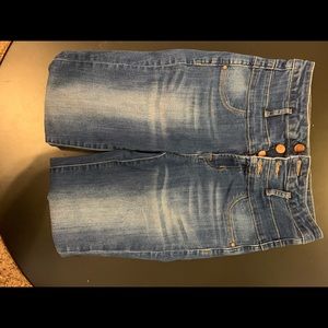 HIGH WAISTED LIGHT WASH JEANS
